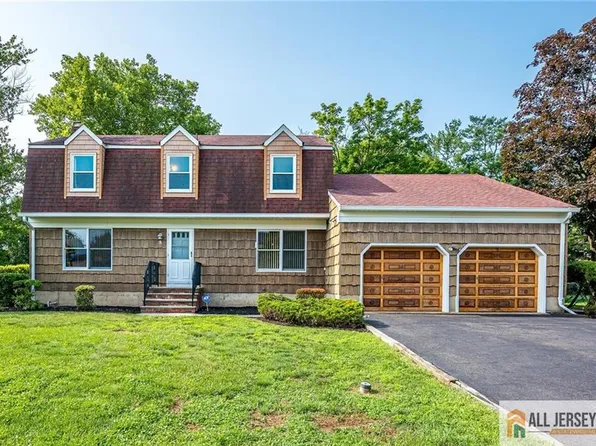 8 Dov Pl, Kendall Park, NJ 08824