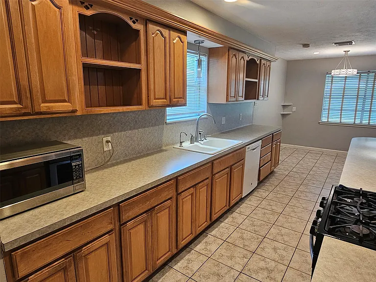 2701 Henderson Ln — Photo 8