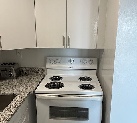 3rd image of 100 York St APT 16L