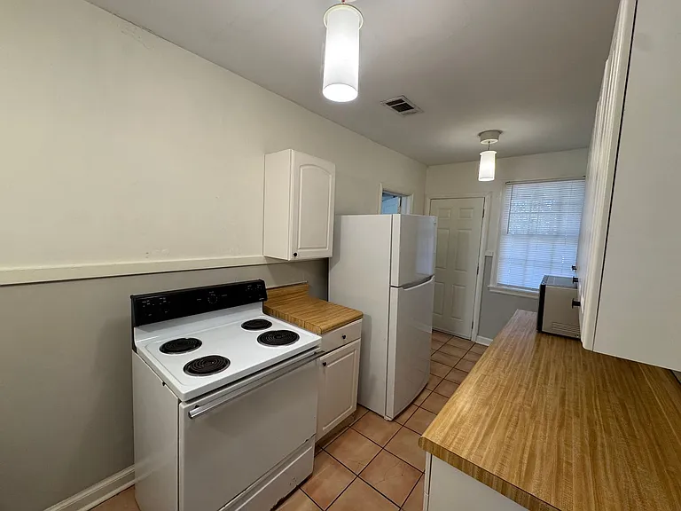 2530 Girard St — Photo 8