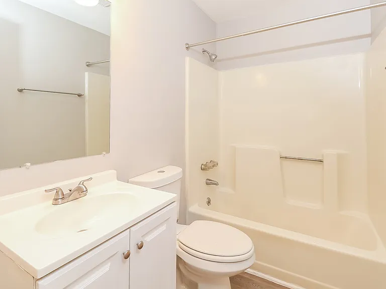 1053041_025_main_bathroom_13251716.jpg