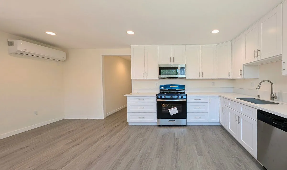 2 bed, 1.0 bath, 680 sqft, $3,200 — Photo 4