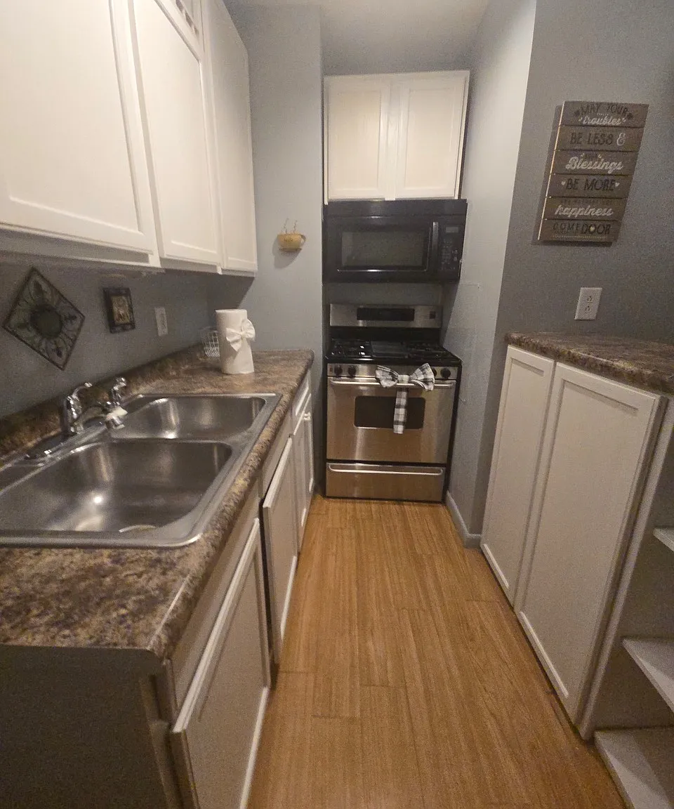 3 bed, 1000 sqft, $2,000 — Photo 3