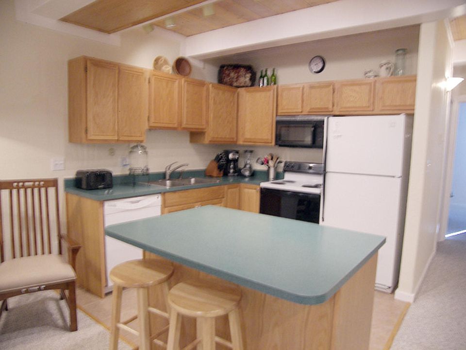 Kitchen with breakfast bar/island