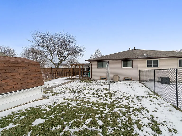 2035 Carleton Ct — Photo 33