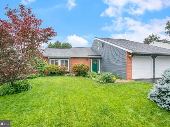 261 E Juniper Ave, Sterling, VA 20164