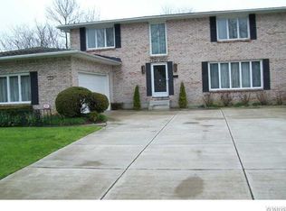 38 Summerview Rd, Williamsville, NY 14221