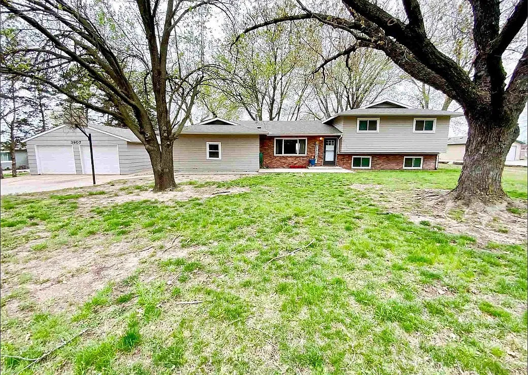 5 bed, 2.5 bath, 2446 sqft, $2,100 — Photo 1