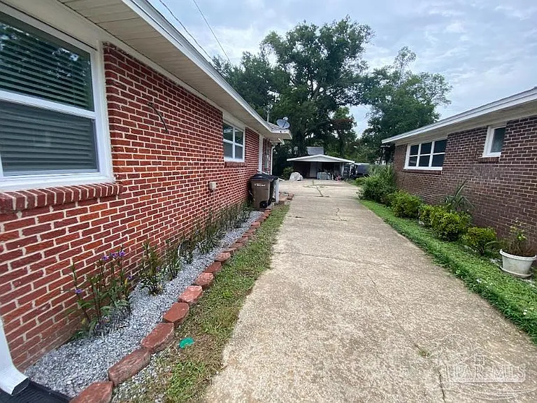 814 W Gonzalez St — Photo 35