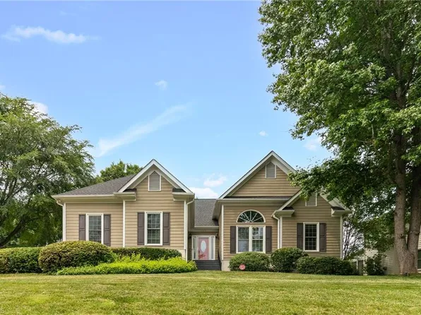 717 Greyrock Rd, Whitsett, NC 27377