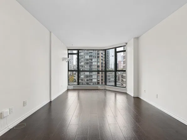 888 Hamilton St #805, Vancouver, BC V6B 5W4