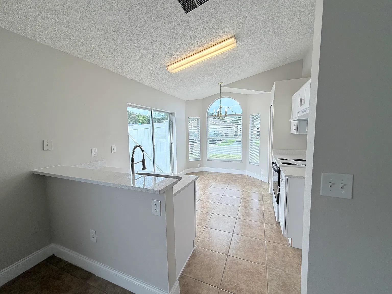 3 bed, 1099 sqft, $1,995 — Photo 3