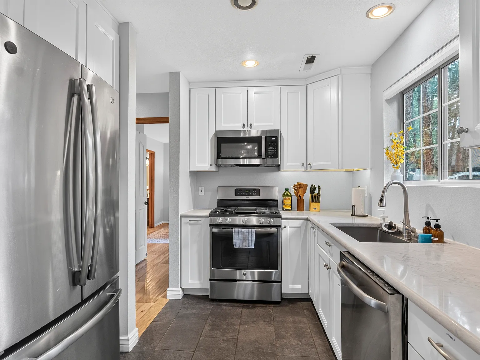 4 bed, 2.5 bath, 2118 sqft, $4,300 — Photo 4