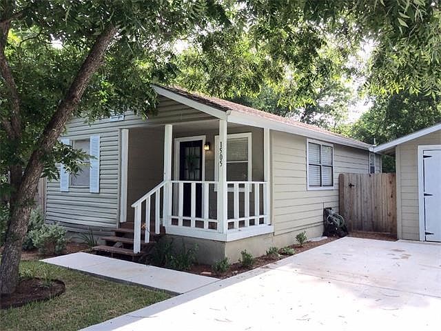 This darling house has it all in a small package!  Detached garage, utility room attached to the garage, fully fenced backyard and the best location!