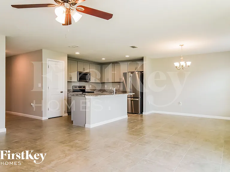 646 Lindbergh Way — Photo 3
