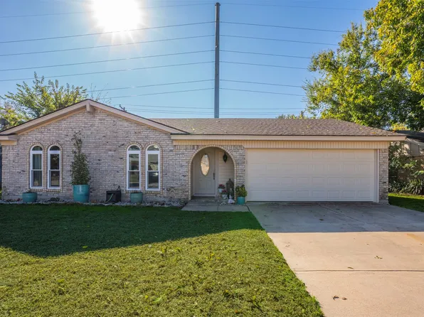 916 Springdale Rd, Bedford, TX 76021