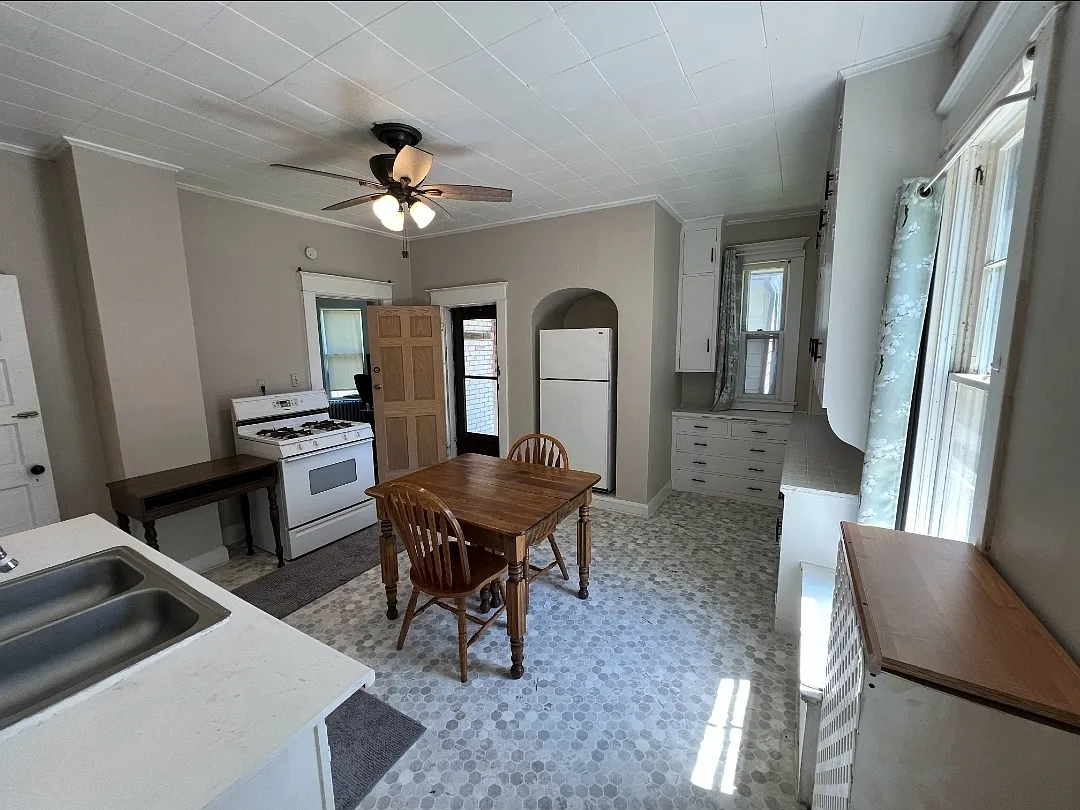 672 Case Ave — Photo 3