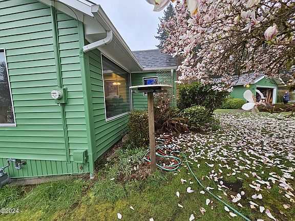 3rd image of 1061 NW Sunset Dr