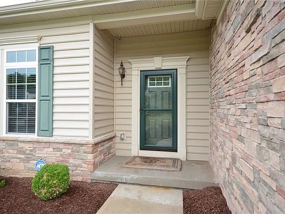 Inviting walk up to the front door!