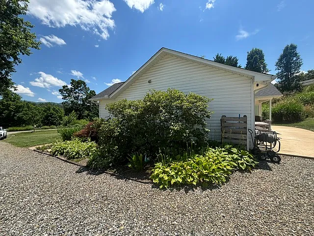 142 Reems Creek Rd — Photo 47