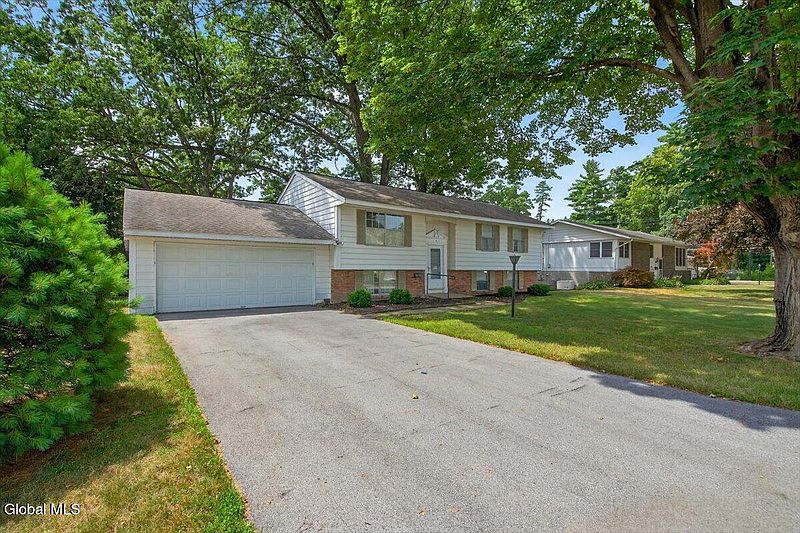 3rd image of 4 Iroquois Drive