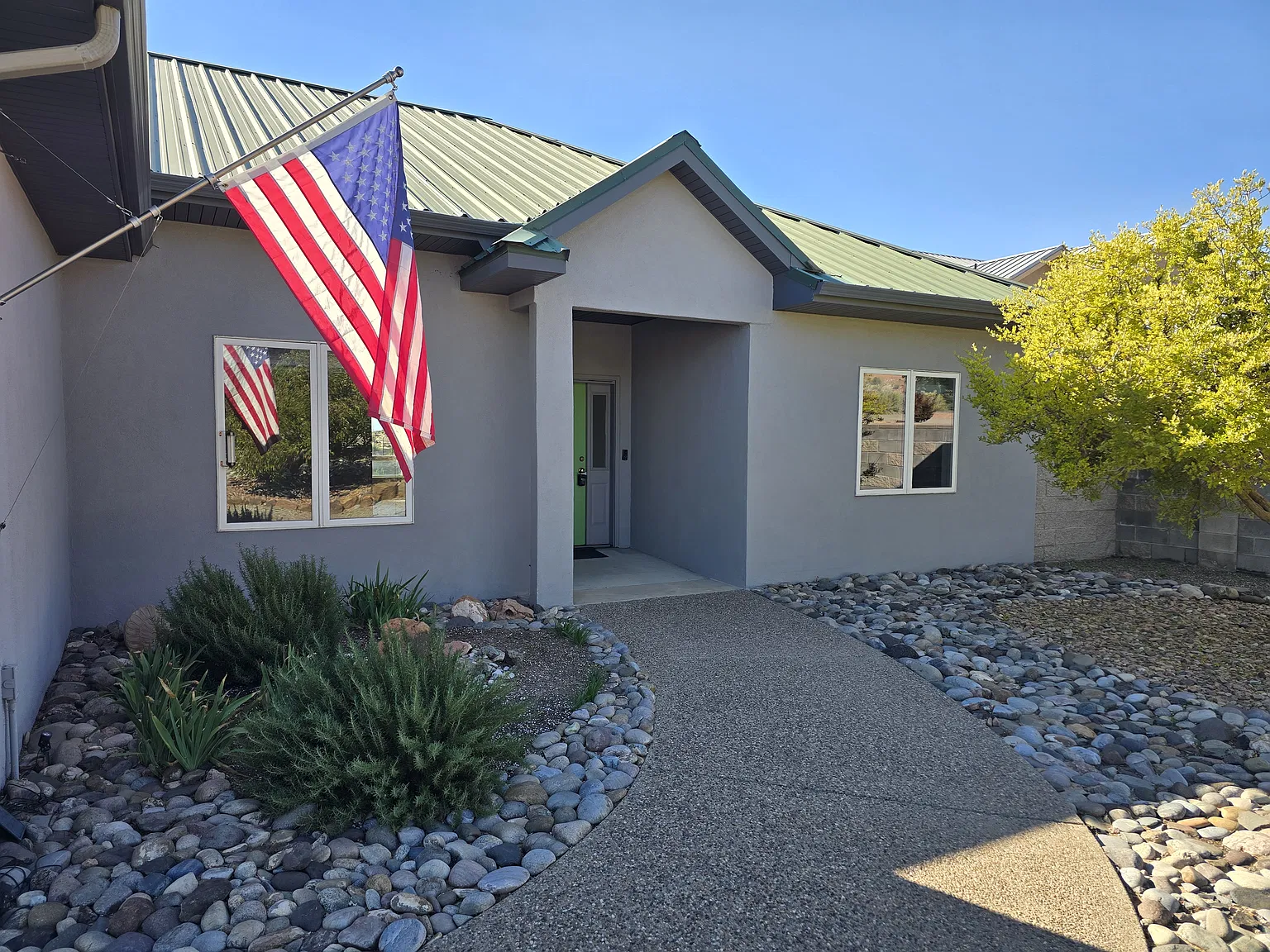 3 bed, 2022 sqft, $2,495 — Photo 2