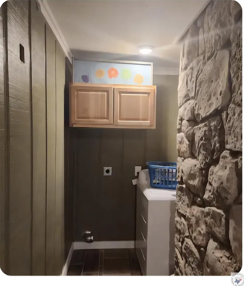 3 bed, 2.0 bath, 2185 sqft, $3,000 — Photo 2