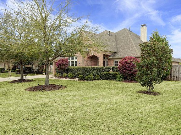 Fabulous corner, cul-de-sac lot location!