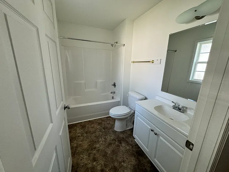 105 E North St — Photo 12