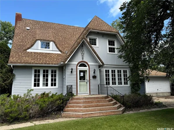 215 7th AVENUE E, Shaunavon, SK S0N 2M0