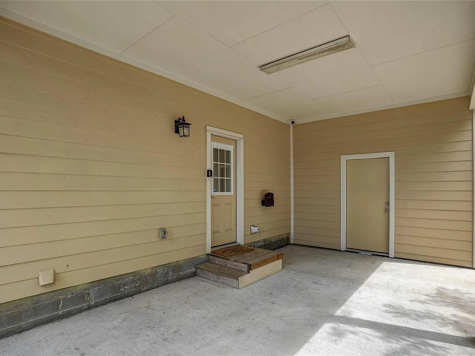 3 bed, 2.5 bath, 1359 sqft, $2,050 — Photo 3