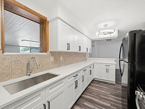 5th image of 802 E Stadium Ct
