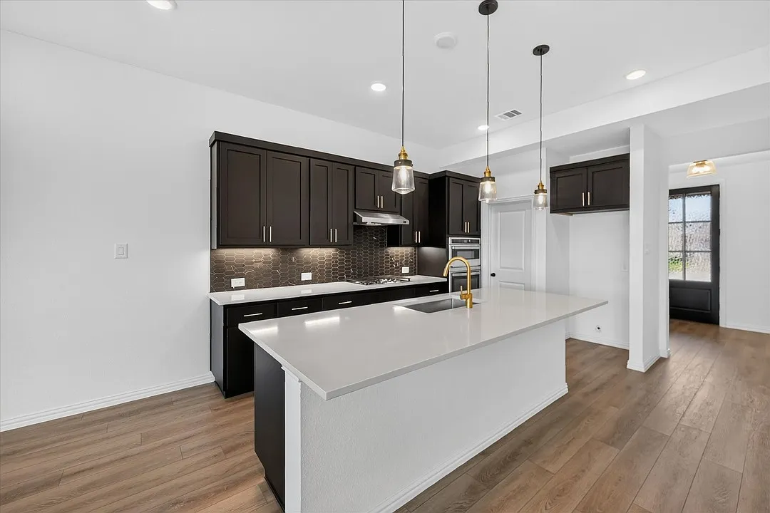 4 bed, 2140 sqft, $2,449 — Photo 4