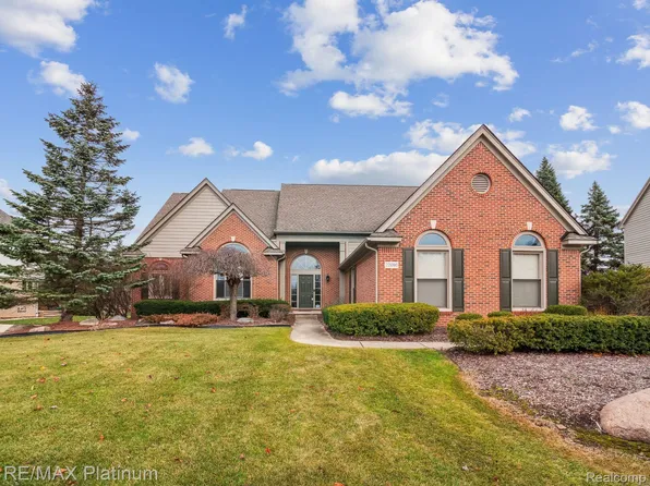 22090 Picadilly Cir, Novi, MI 48375