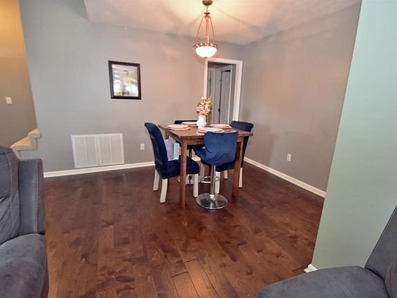 5th image of 264 Saratoga Cir