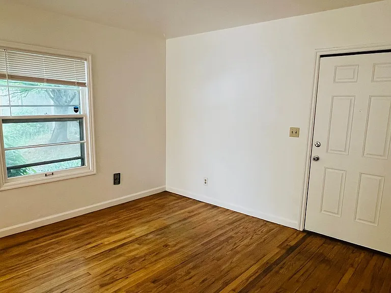 1bed/1bath Garden Level Apartment near N Interstate Ave — Photo 6