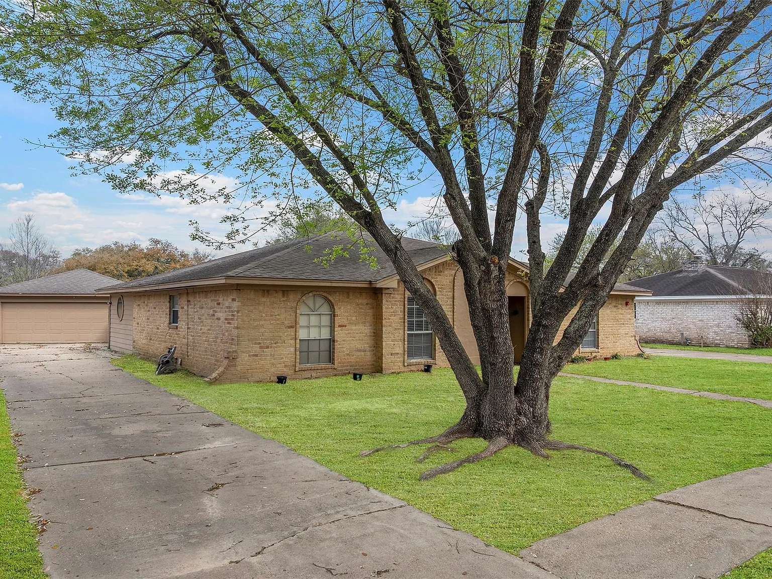 4 bed, 2.0 bath, 2166 sqft, $2,450 — Photo 3