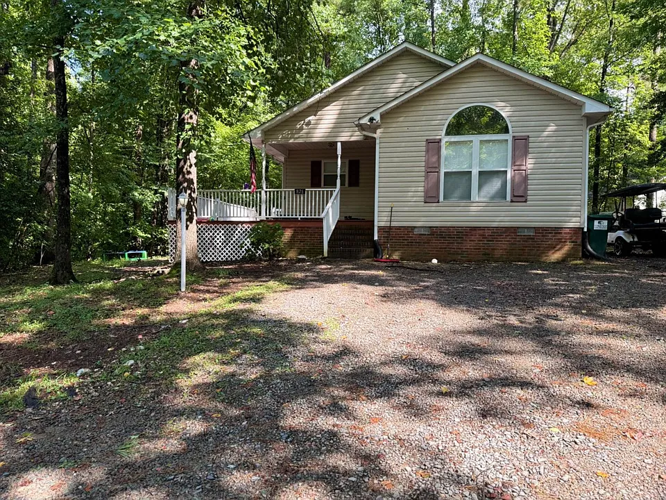826 Hilltop Cir