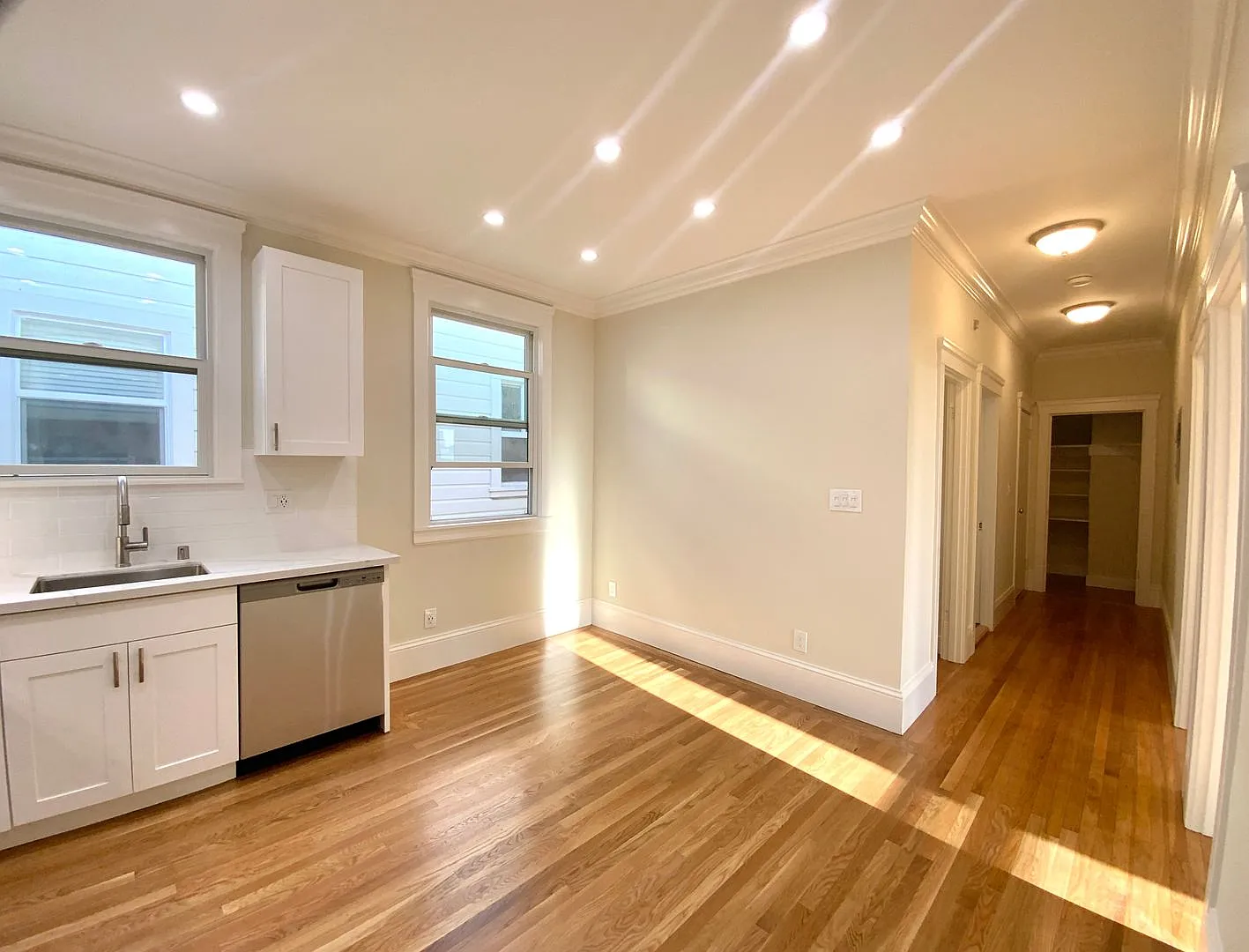 Remodeled 1br/1ba. Top Floor! Parking Avail.! Laundry! Dishwasher! — Photo 1