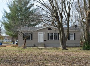 427 E 3rd St, Flora, IL 62839