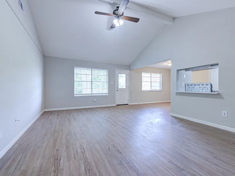 2035 Deerhurst Ln — Photo 4