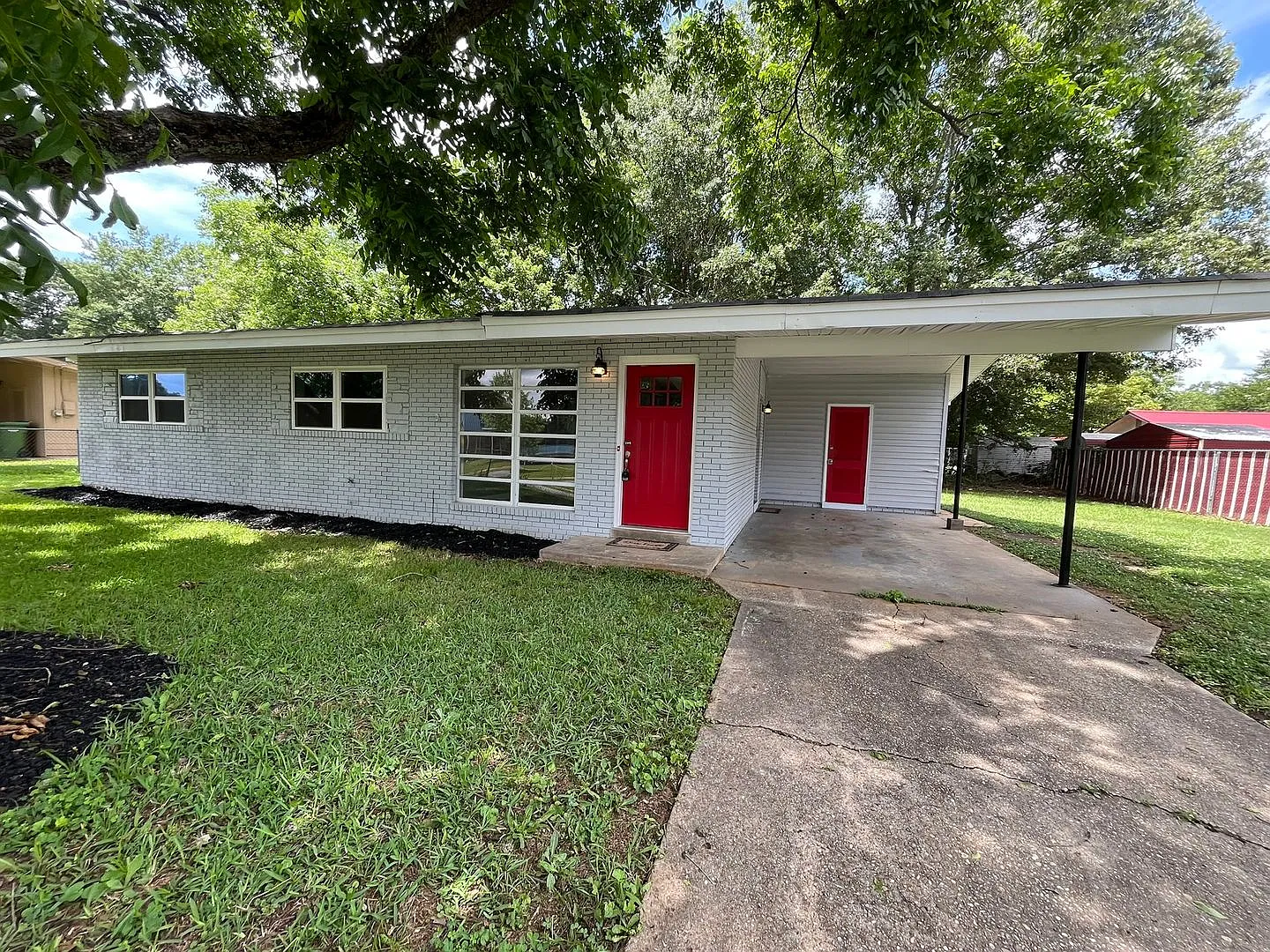 Move In Special!! Two Free Months With 24 Month Lease. Months 2 And 13 Will Be Free — Photo 1