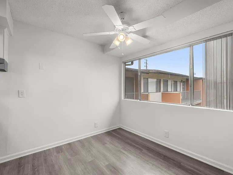 Sunset Square Apartments — Photo 51