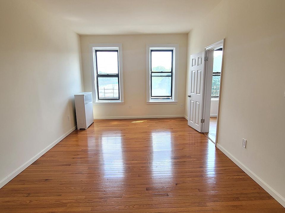 1st image of 555 McLean Ave