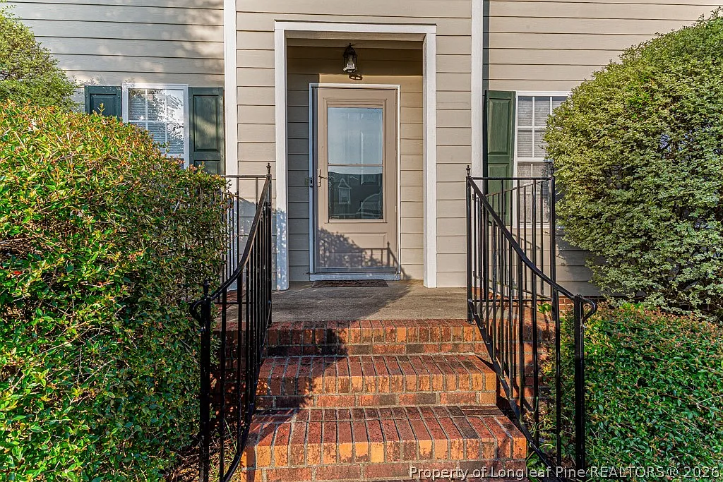 3 bed, 2.5 bath, 2190 sqft, $2,115 — Photo 2