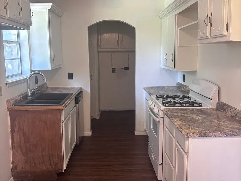 1052 NW 7th Pl — Photo 3