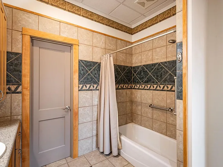 1613 Chase St #1617 — Photo 8