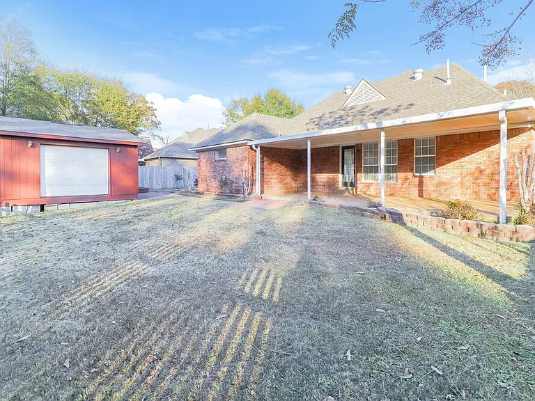 215 Lakewood Dr — Photo 16