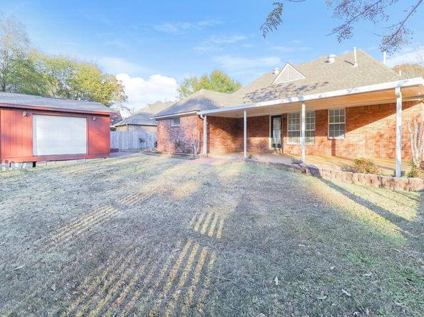 215 Lakewood Dr, Oakland, TN 38060