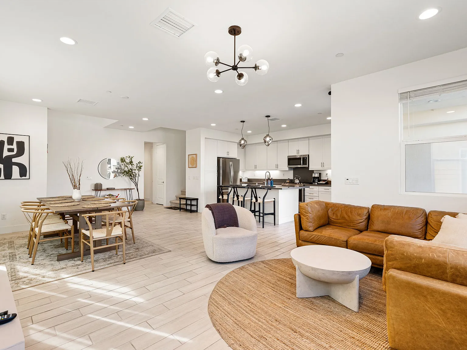 4 bed, 2424 sqft, $6,000 — Photo 3